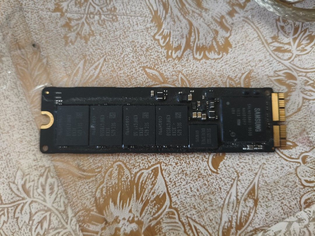 MacBook pro 256 NVMe SSD446560975140966400