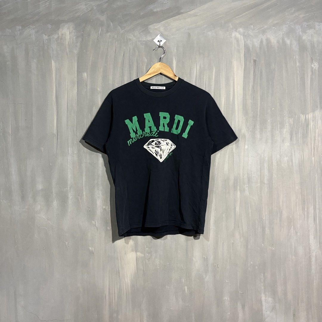 Mardi Mercredi Diamond Graphic Tee XS (Category: Shirts) located in Basista. Submitted by yesterdaze.ph (Listing ID 1436436719, Image 1). Description: - Authentic Mardi Mercredi t-shirt - Black color with green logo - Features a diamond graphic - Crew neck and short sleeves - Size: XS fit up to M - Material: 100% cotton.