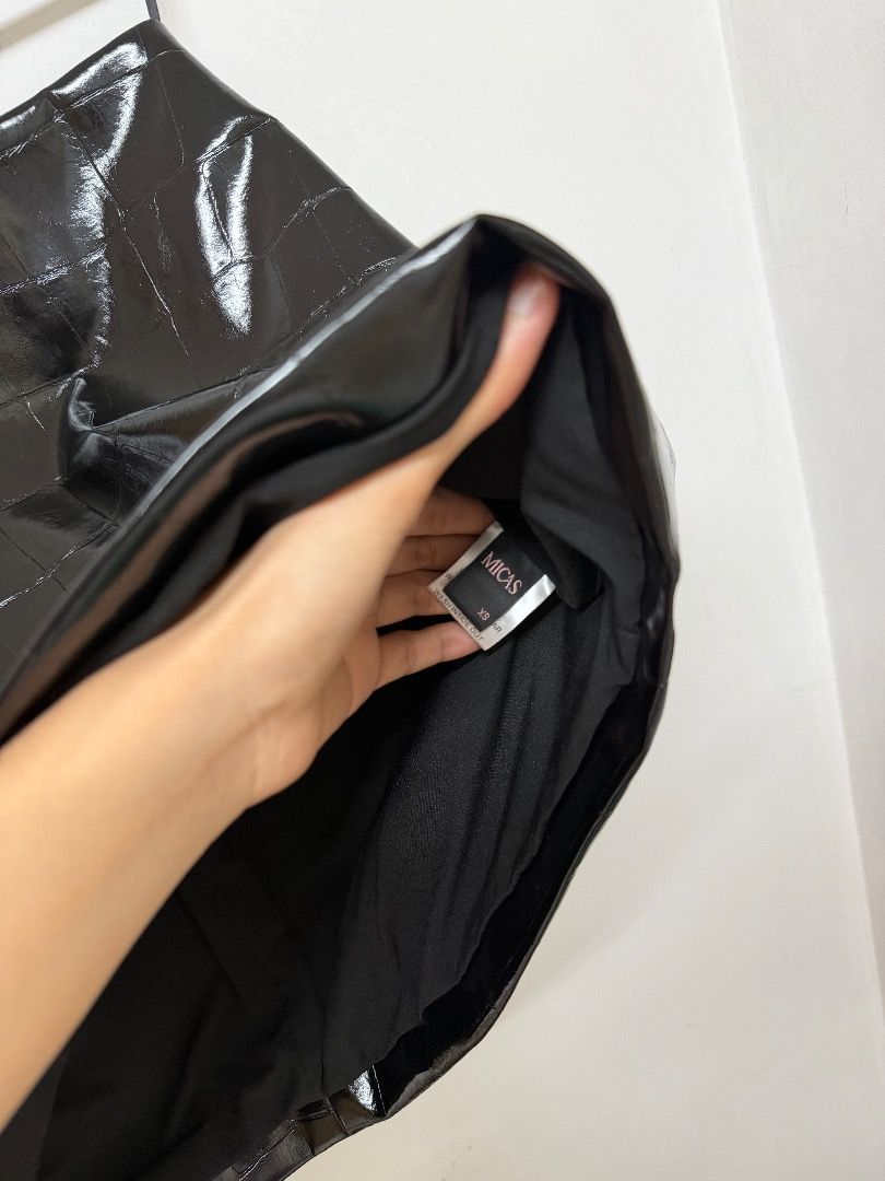 Texture Faux Leather Skirt (Category: Skirts) located in Manila. Submitted by 888ry (Listing ID 1436355892, Image 2). Description: 📍Quezon City - Micas black faux leather skirt - Size: XS - Features a textured design - Zipper closure MOP: GCash MOD: Lalamove / J&T 📌 shipping fee is shouldered by the buyer .