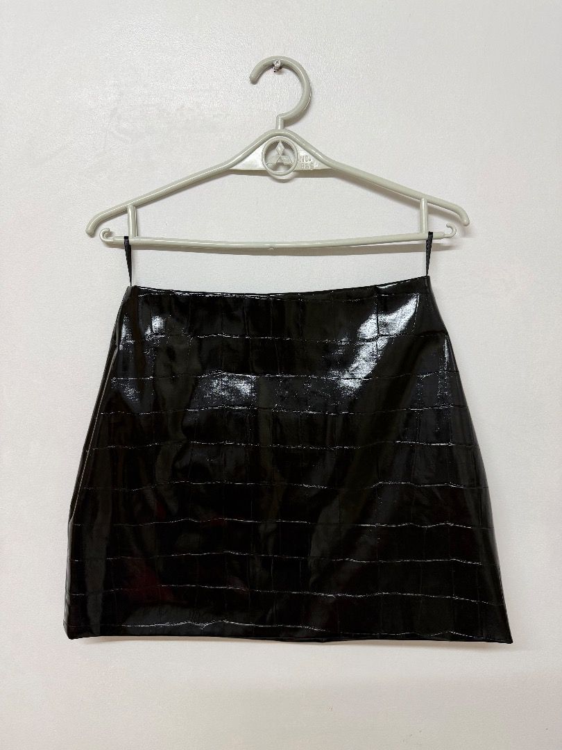 Texture Faux Leather Skirt (Category: Skirts) located in Manila. Submitted by 888ry (Listing ID 1436355892, Image 1). Description: 📍Quezon City - Micas black faux leather skirt - Size: XS - Features a textured design - Zipper closure MOP: GCash MOD: Lalamove / J&T 📌 shipping fee is shouldered by the buyer .
