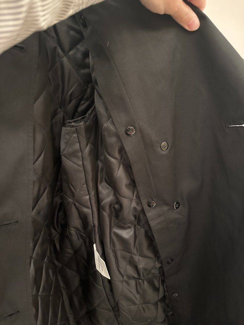 Michale Kors Trench coat （分類：外套及戶外衣服）位於 Hong Kong。 由 youngpenguin_31f869 提交（商品編號 1436400342，圖片 5）。簡介： Black color , with removable vest for colder weather or winter . Suitable for all seasons . 。