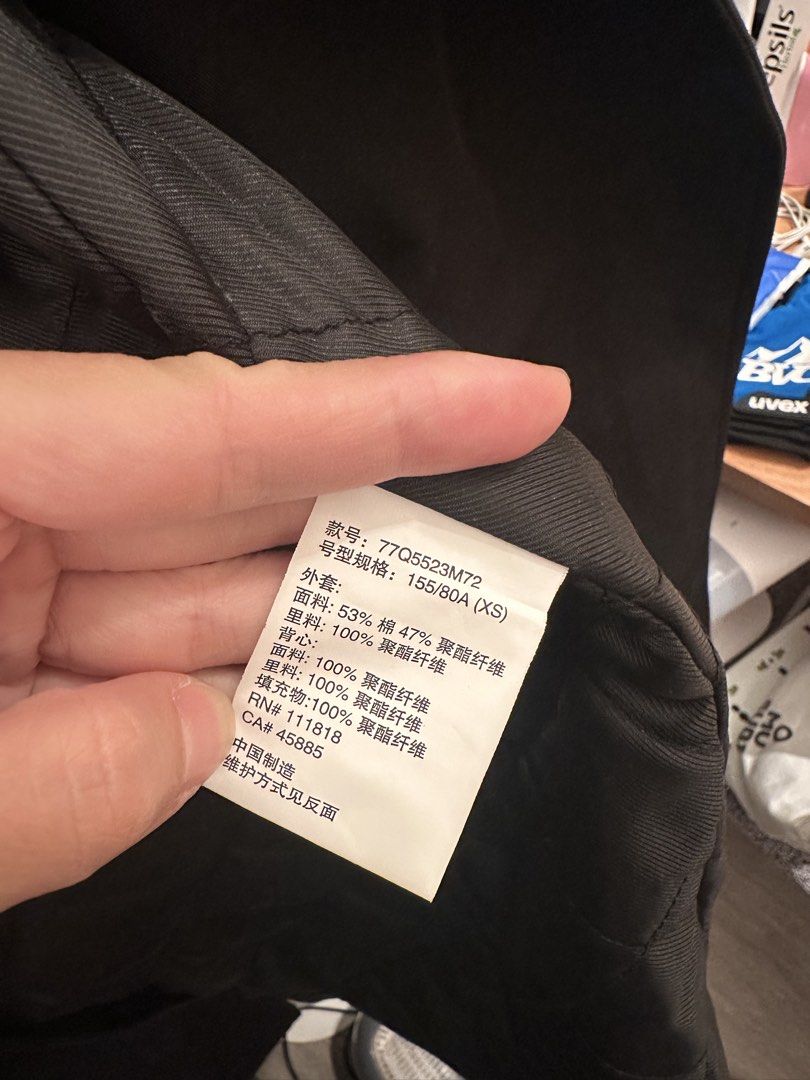 Michale Kors Trench coat （分類：外套及戶外衣服）位於 Hong Kong。 由 youngpenguin_31f869 提交（商品編號 1436400342，圖片 6）。簡介： Black color , with removable vest for colder weather or winter . Suitable for all seasons . 。