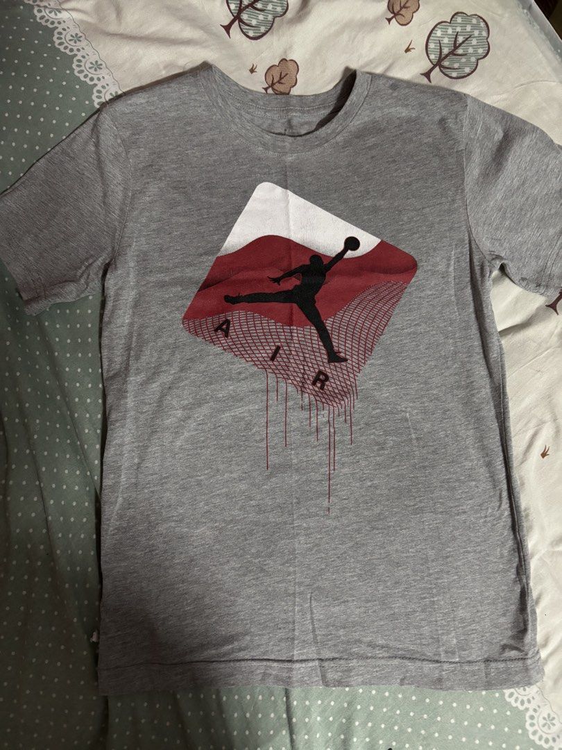 Kids Nike Jordan Graphic Tee - Medium (Category: Tshirts & Polo Shirts ) located in San Juan City. Submitted by ywkly (Listing ID 1436432190, Image 1). Description: - Gray Nike Jordan t-shirt - Features Jumpman logo - Size: Medium - Comfortable fabric - Perfect for casual wear.