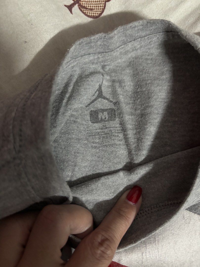 Kids Nike Jordan Graphic Tee - Medium (Category: Tshirts & Polo Shirts ) located in San Juan City. Submitted by ywkly (Listing ID 1436432190, Image 2). Description: - Gray Nike Jordan t-shirt - Features Jumpman logo - Size: Medium - Comfortable fabric - Perfect for casual wear.