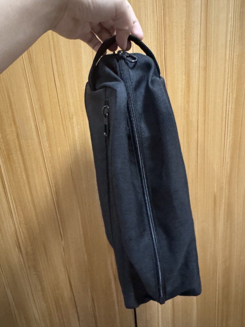 Nike Shoe Bag (Category: Belt bags, Clutches and Pouches) located in Manila. Submitted by prelovedshop0818 (Listing ID 1436388321, Image 3). Description: - Black Nike shoe bag - White Nike swoosh logo - Zippered closure - Carrying handle - Made of durable fabric - Designed to carry and protect shoes - Compact and easy to carry.
