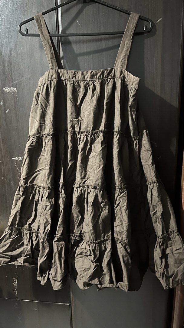 Old Navy Tiered Dress | alt (Category: Dresses) located in Angeles City. Submitted by leo.rivera444 (Listing ID 1436288733, Image 2). Description: - Old Navy brown tiered dress - Size: XS - Features a square neckline - Wide straps - Multiple layers of ruffles - Made in Indonesia Thrifted in Japan No damage.