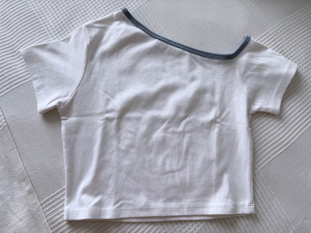 One side sloping shoulder basic top (Category: Shirts) located in Kampung Sungai Ara. Submitted by janicelim8 (Listing ID 1436374202, Image 1). Description: Free size fit S to M Elastic cotton .