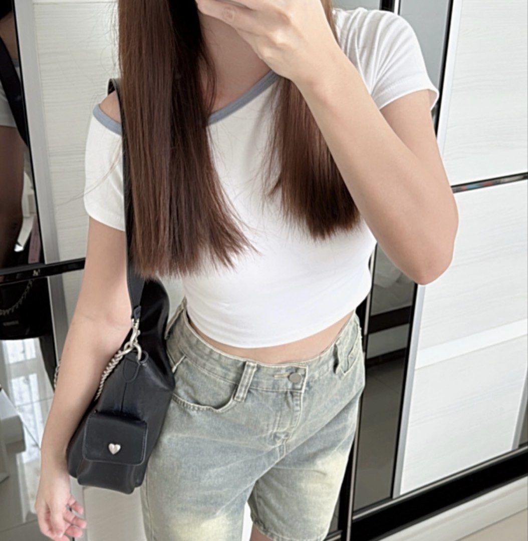 One side sloping shoulder basic top (Category: Shirts) located in Kampung Sungai Ara. Submitted by janicelim8 (Listing ID 1436374202, Image 2). Description: Free size fit S to M Elastic cotton .