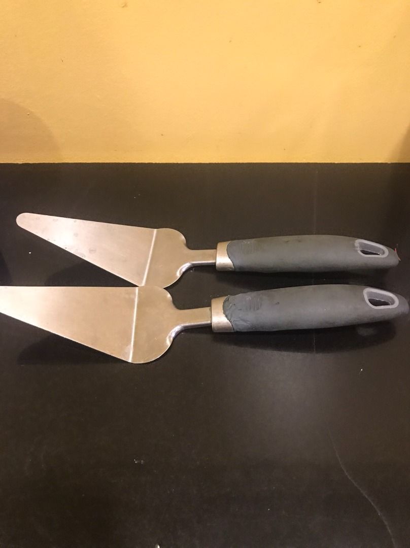 Pizza Server rubber holder (Category: Bakeware) located in Quezon City. Submitted by foxsquaredeals (Listing ID 1436381940, Image 1). Description: 2pcs available RFS: Used from previous business Own pick up/SF shouldered by buyer. MOP: Cash upon pick up, BDO, BPI or Chinabank .
