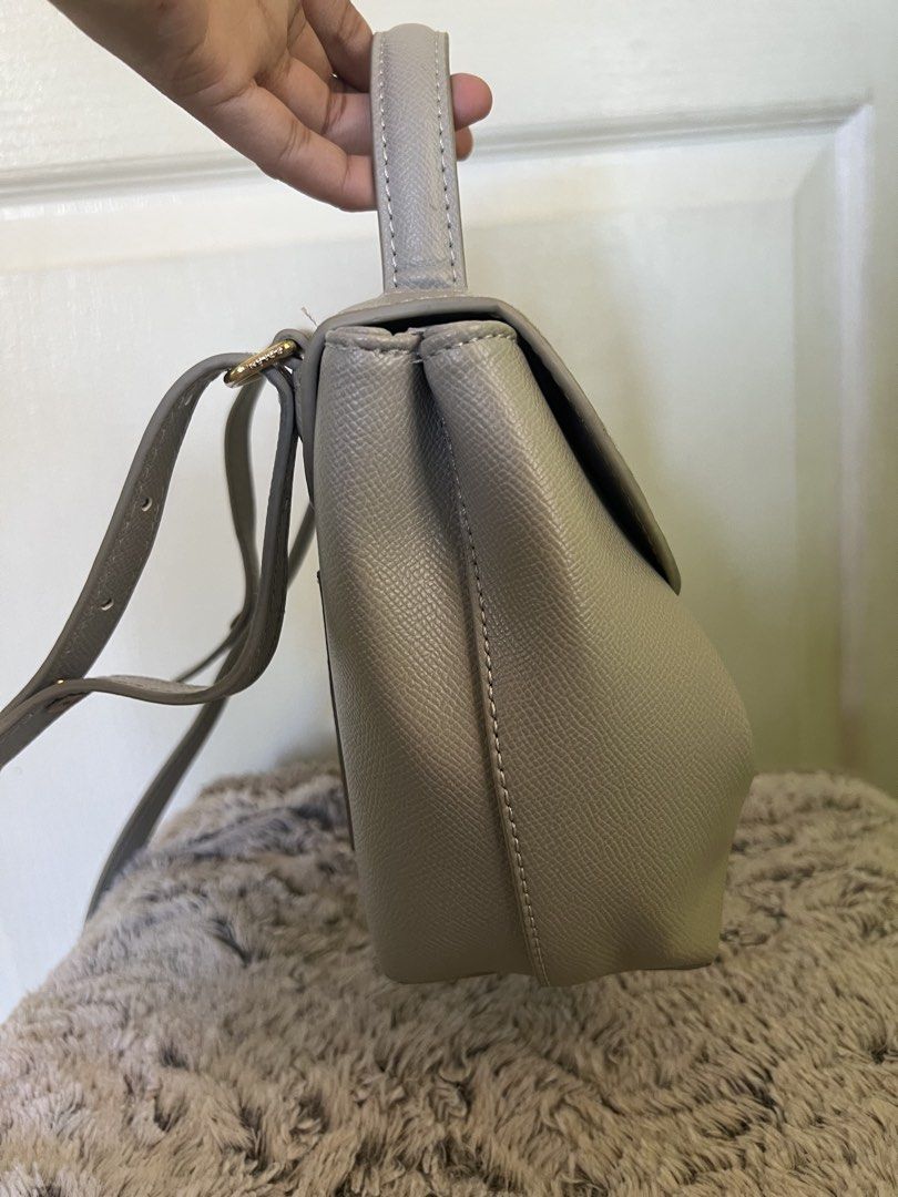 Polene 2 way bag (Category: Luxury Bags & Wallets) located in Saravia. Submitted by clynlyn (Listing ID 1436349847, Image 2). Description: - Polene Numéro Sept 2-way bag - Neutral color - Can be worn as a handbag or crossbody - Stylish and practical.