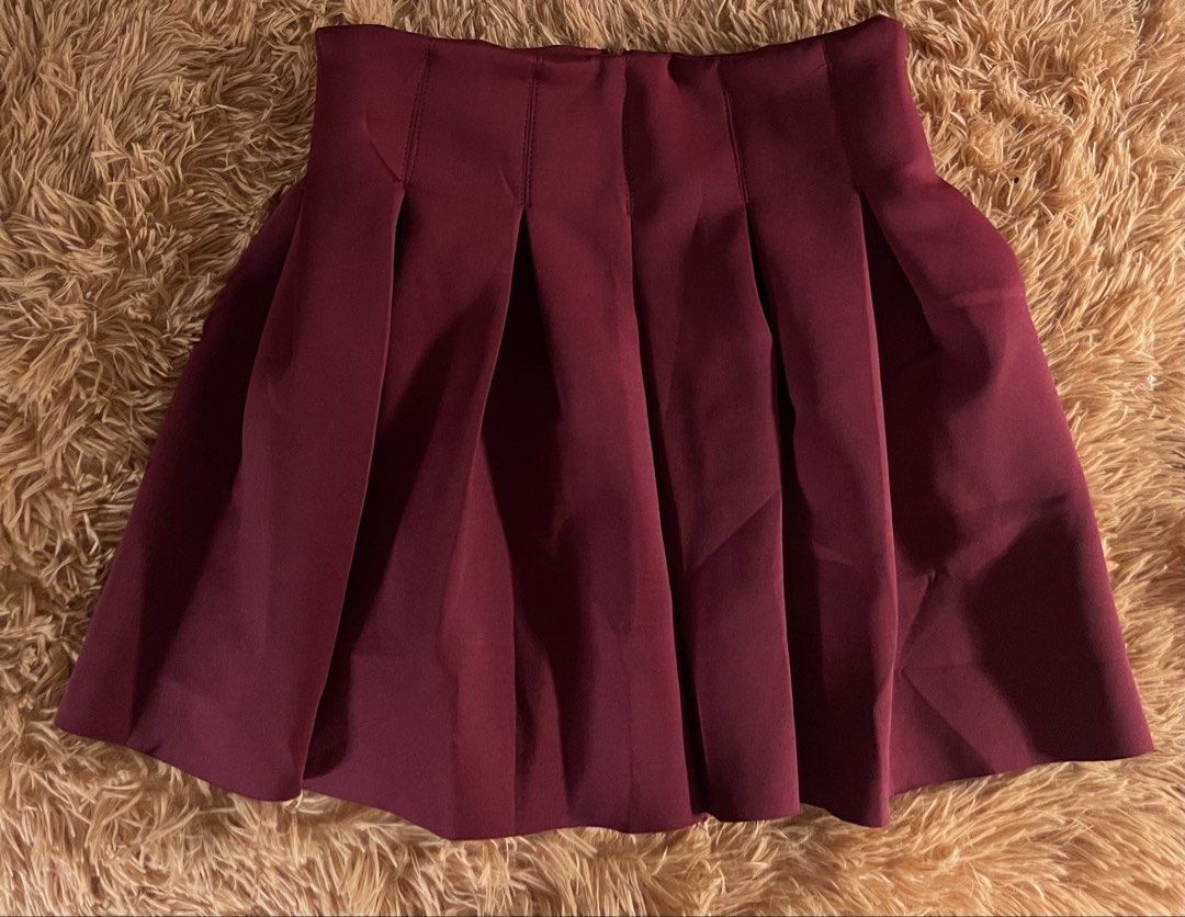 premium Pleated Skirt - XL (Category: Skirts) located in Cainta. Submitted by zlove111 (Listing ID 1436299418, Image 1). Description: Burgundy pleated skirt from Kamille. It features a high-waisted design and a flattering A-line silhouette. The skirt is a size XL. The skirt has a classic and versatile style, suitable for various occasions. 28-32 neoprene LAST PRICE .