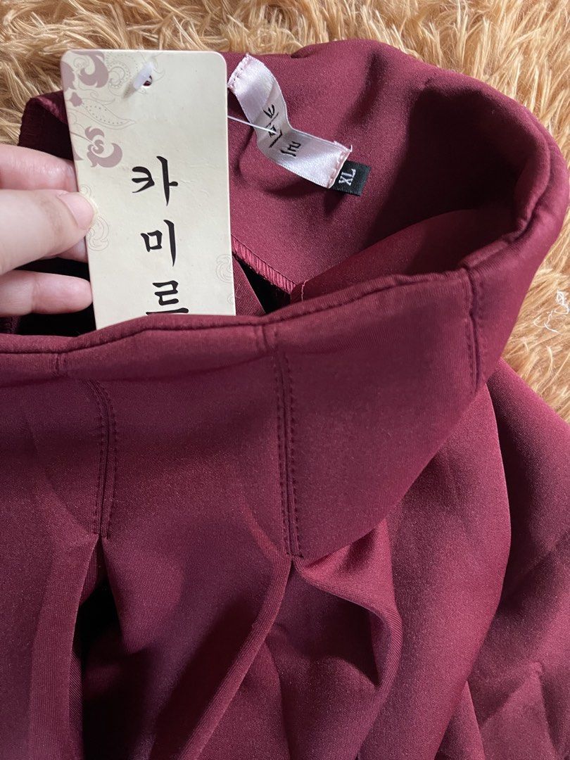premium Pleated Skirt - XL (Category: Skirts) located in Cainta. Submitted by zlove111 (Listing ID 1436299418, Image 2). Description: Burgundy pleated skirt from Kamille. It features a high-waisted design and a flattering A-line silhouette. The skirt is a size XL. The skirt has a classic and versatile style, suitable for various occasions. 28-32 neoprene LAST PRICE .