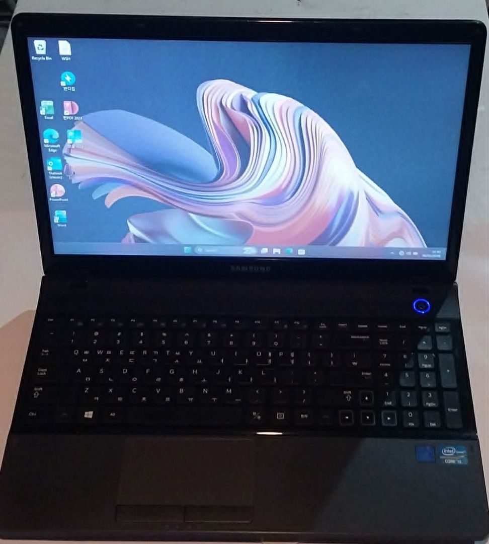Samsung Laptop (Category: Laptops & Notebooks) located in San Pedro. Submitted by adlim_marketing (Listing ID 1436428765, Image 1). Description: .Samsung Series 3 Notebook NT300E5X Specifications: * Processor: Intel Core i5-3210M (2.50GHz) * RAM: 8GB DDR3 * Graphics: Intel HD Graphics 4000 * Storage: 119GB SSD * System Type: 64-bit 📌 Condition: * Working smoothly * Good for school, browsing, YouTube, and light games * No major issues * Makinis .