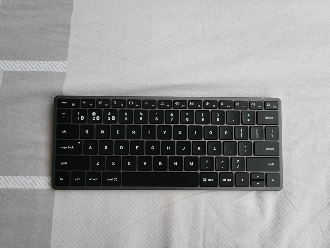 Satechi Work Bundle (Category: Computer Keyboard) located in Manila. Submitted by madero0520 (Listing ID 1436291127, Image 2). Description: 1 x Satechi 15-inch Laptop Sleeve with pockets 1 x Satechi M1 Bluetooth Mouse with extra USB-C to USB-C Cable 1 x Satechi X1 Bluetooth Keyboard (Backlit).