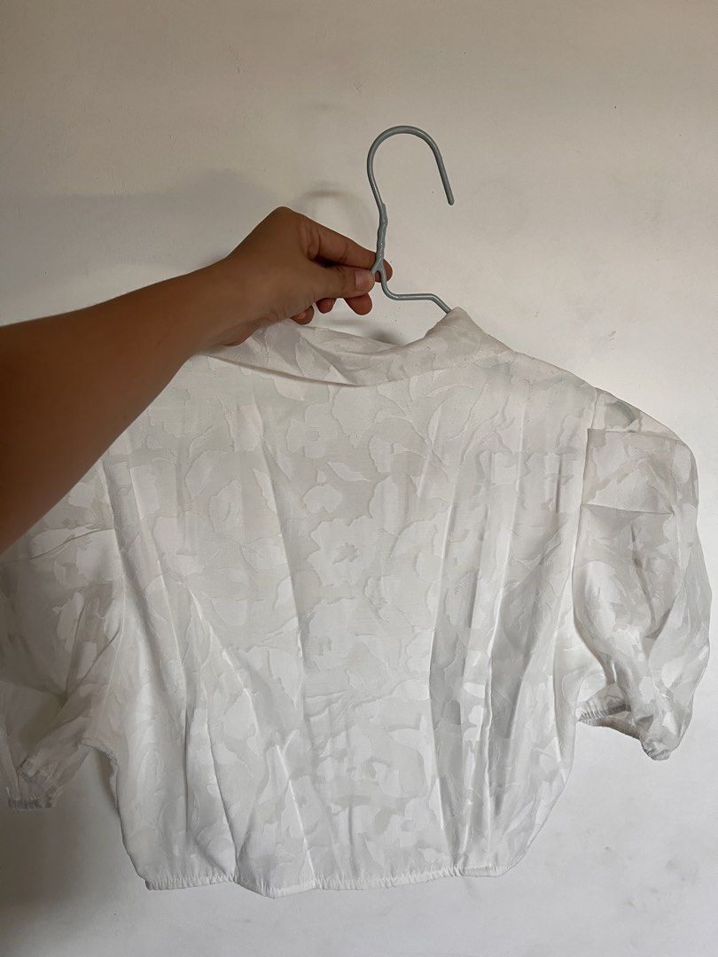 SHEIN White puff Floral Top (Category: Blouses) located in Concepcion. Submitted by clodiiiee2777 (Listing ID 1436298994, Image 2). Description: - SHEIN white floral top - Size: M - Features a collared neckline - Button-down front - Short puff sleeves - Made in China -unworn.