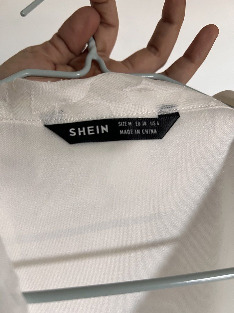 SHEIN White puff Floral Top (Category: Blouses) located in Concepcion. Submitted by clodiiiee2777 (Listing ID 1436298994, Image 3). Description: - SHEIN white floral top - Size: M - Features a collared neckline - Button-down front - Short puff sleeves - Made in China -unworn.