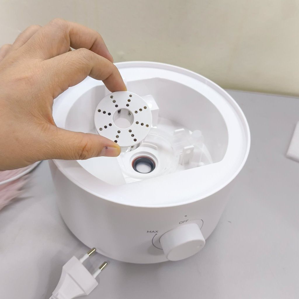SIMPLUS Multi-Mode Ultrasonic Humidifier 4.5L (Category: Air Purifiers & Dehumidifiers) located in Cebu City. Submitted by hhatelier (Listing ID 1436310212, Image 3). Description: - White Dimplus humidifier - Adjustable mist output via dial - Water level indicator - Separate lid for easy filling - Includes power cord - Ideal for home and office use FEATURES: ♥️4.5L Large Water Tank Supports up to 26 hours of continuous operation, reducing frequen