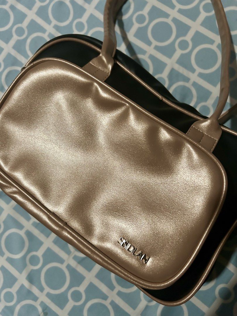 SISIDLAN Melinda Bowler Bag (Category: Luxury Bags & Wallets) located in Davao. Submitted by yukisaurmd (Listing ID 1436349056, Image 3). Description: - Brand: SISIDLAN - Color: BLACK/ROSE GOLD Rfs: decluttering Seldom used but with minor flaw (see last pic) With the miniature bag as inclusion SF C/O Buyer (J&T).