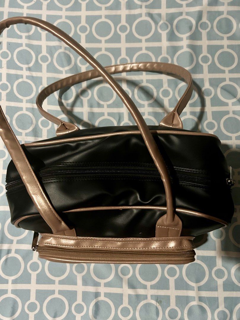 SISIDLAN Melinda Bowler Bag (Category: Luxury Bags & Wallets) located in Davao. Submitted by yukisaurmd (Listing ID 1436349056, Image 2). Description: - Brand: SISIDLAN - Color: BLACK/ROSE GOLD Rfs: decluttering Seldom used but with minor flaw (see last pic) With the miniature bag as inclusion SF C/O Buyer (J&T).