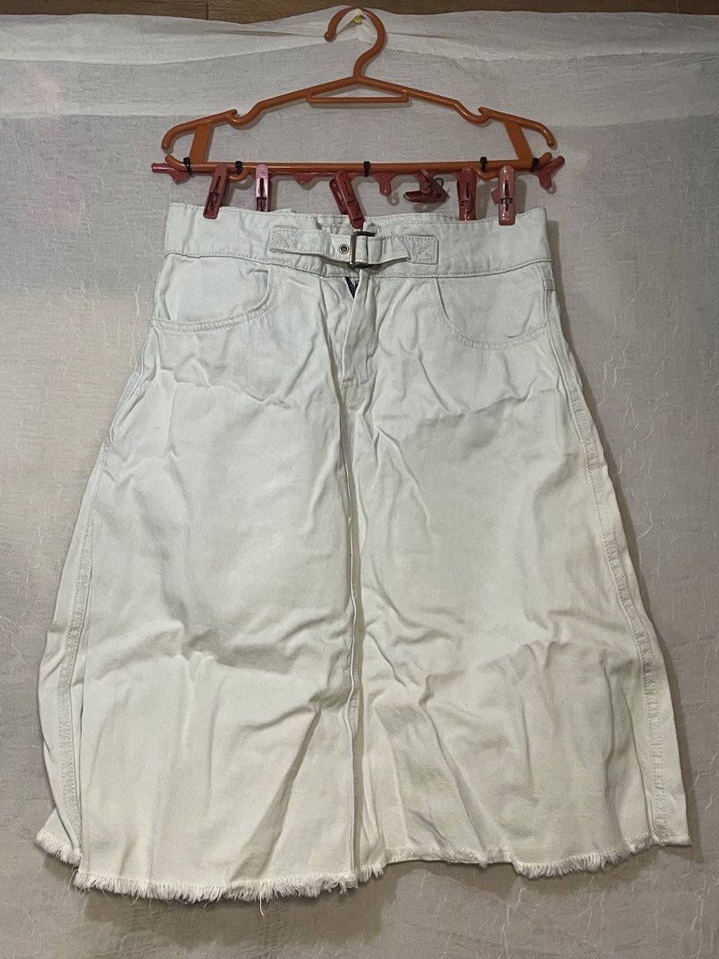 SKU006: White Denim Skirt (Category: Skirts) located in Quezon City. Submitted by emielabel (Listing ID 1436399834, Image 1). Description: Size: 28-29 Length: 22.5”.
