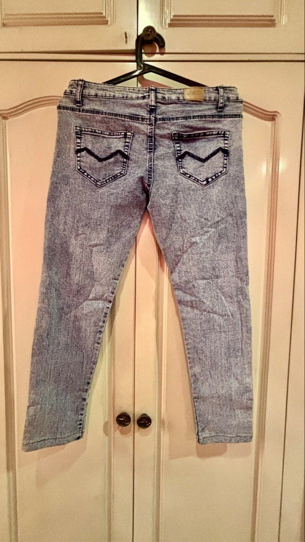 Slim Fit Mid Waist Stretchable Jeans (Category: Jeans) located in Manila. Submitted by daisiestuffph (Listing ID 1436361446, Image 2). Description: - Slim fit jeans - Light wash - Mid-waist design - Stretchable material - Size: 29-30 - Classic five-pocket design - Unique back pocket detail - Perfect for everyday wear.