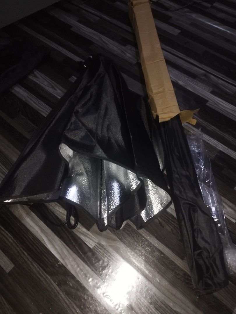 Softbox light (Category: Lighting & Studio Equipment) located in Manila. Submitted by paradisethriftatbp (Listing ID 1436354350, Image 3). Description: rush DM to order!.