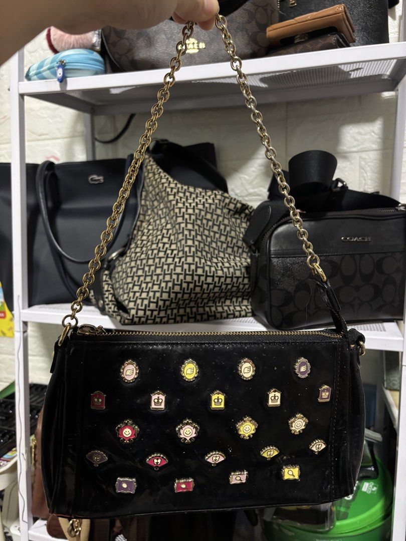 Sonovi Shoulder and Sling bag (Category: Cross-body Bags) located in Rizal. Submitted by mclluxurycollection (Listing ID 1436452871, Image 1). Description: For sale shoulder/sling bag Cutie pa to, with signs of usage para siyang Coach Nolita 19 Patent leather siya, perfect to sa marunong din magrestore or magclean ng ganyang leather See pics for details May mga rubs siya pero black naman siya , and pashine niyo na din Yung sling strap okay na oka