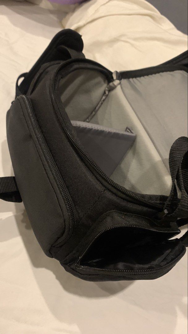 Sony camera bag (Category: Camera Bags & Carriers) located in Quezon City. Submitted by MysterEE (Listing ID 1436342429, Image 3). Description: Sony camera bag Rarely used only few times Good condition No damage, like new.