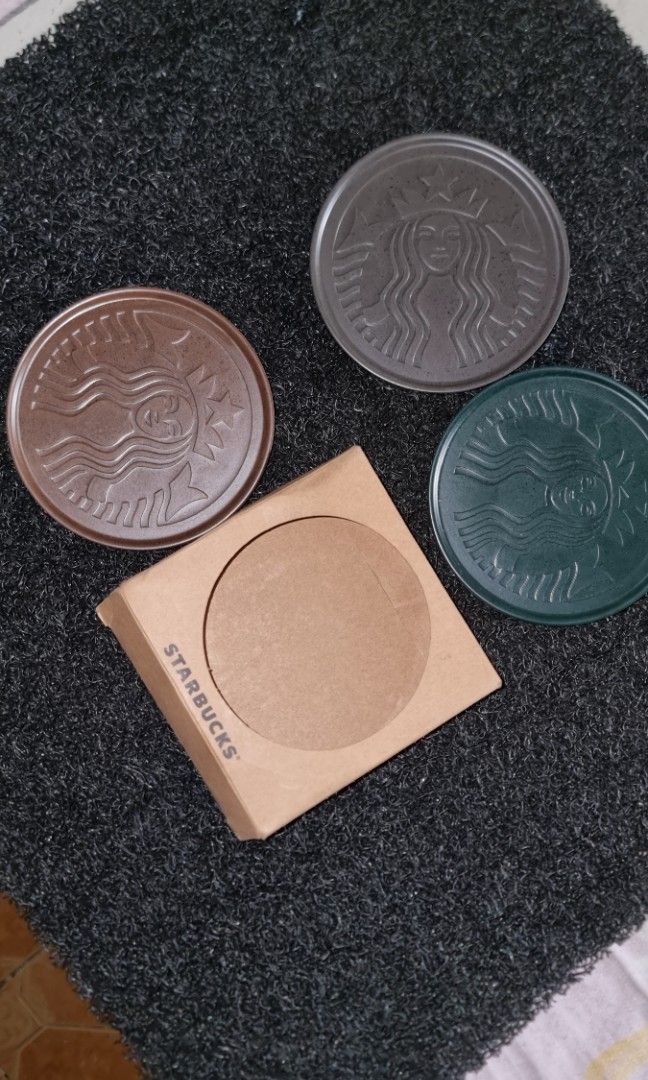 Starbucks Coffee Ground Coaster 3pcs/set Core Essential Collection (Category: Water Bottles & Tumblers) located in Cebu City. Submitted by McCroix (Listing ID 1436405391, Image 1). Description: Starbucks Coffee Ground Coaster 3pcs/set Core Essential Collection Design & Aesthetic •​Embossed Siren Logo: Each coaster features a detailed, raised-line depiction of the classic Starbucks Siren. •​Color Palette: The set comes in earthy, nature-inspired t