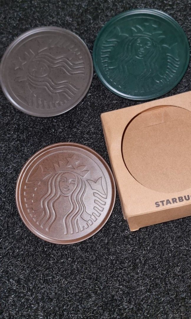 Starbucks Coffee Ground Coaster 3pcs/set Core Essential Collection (Category: Water Bottles & Tumblers) located in Cebu City. Submitted by McCroix (Listing ID 1436405391, Image 2). Description: Starbucks Coffee Ground Coaster 3pcs/set Core Essential Collection Design & Aesthetic •​Embossed Siren Logo: Each coaster features a detailed, raised-line depiction of the classic Starbucks Siren. •​Color Palette: The set comes in earthy, nature-inspired t