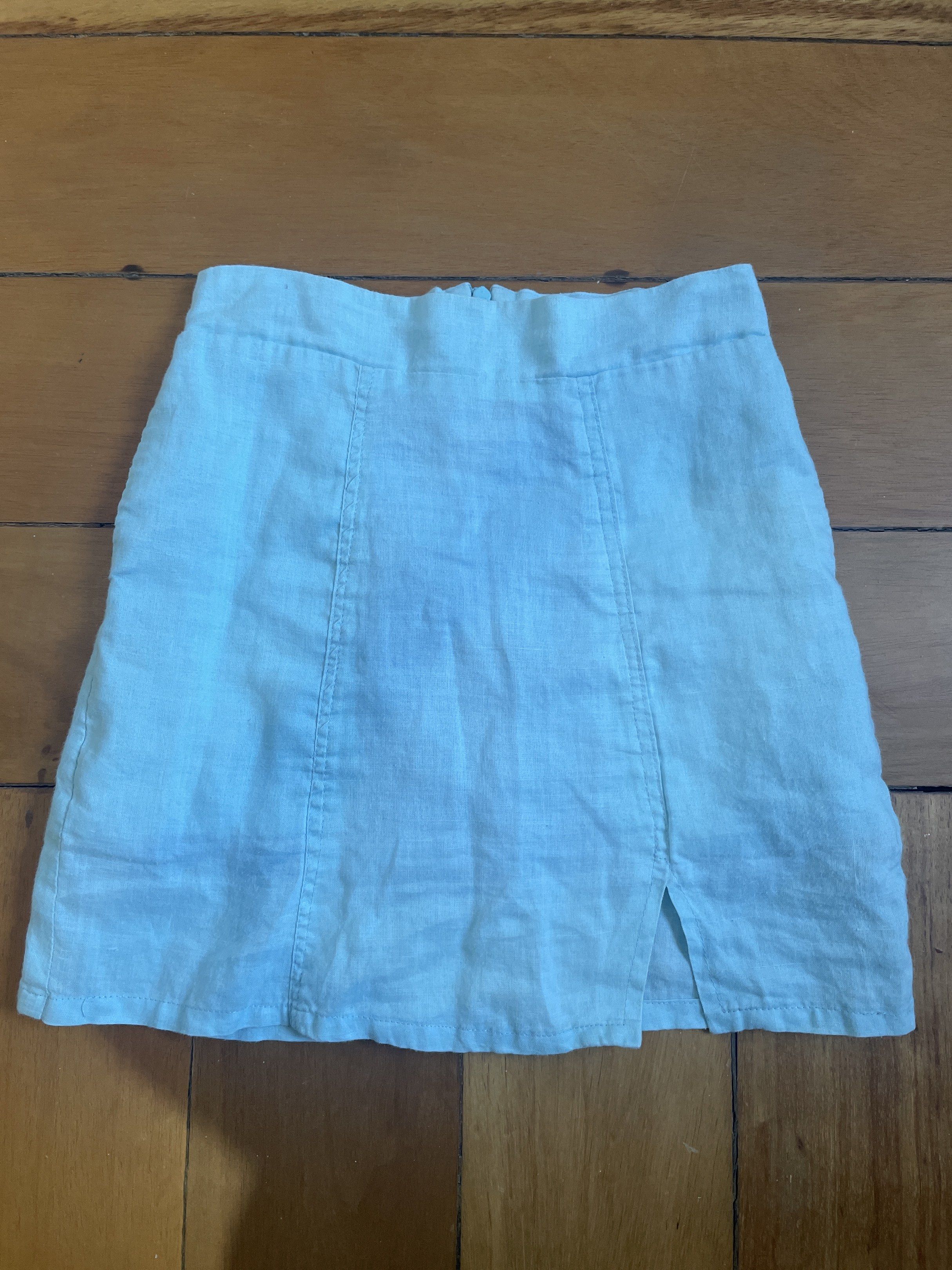 Studio 17 Linen Mini Skirt XS (Category: Skirts) located in San Juan City. Submitted by tabithajam (Listing ID 1436373176, Image 1). Description: - Studio 17 mini skirt - Light blue color - Size: XS - Material: Linen - Features a front slit - Has pockets - Zipper closure at the back - Classic and simple design - Suitable for various occasions No when worn as it no longer fits me :) Shipping arranged by buyer Pick up in Greenhills San Juan.