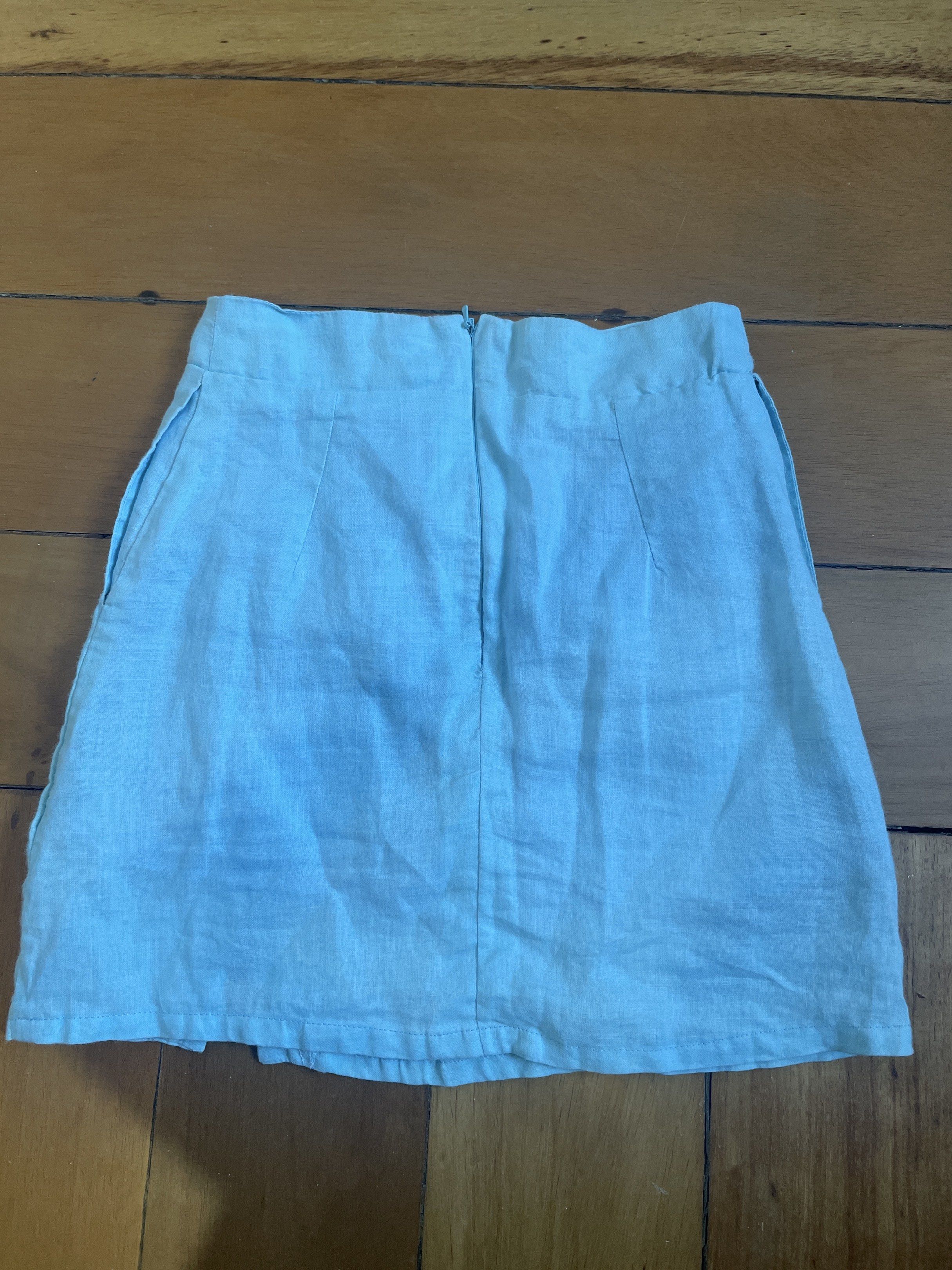 Studio 17 Linen Mini Skirt XS (Category: Skirts) located in San Juan City. Submitted by tabithajam (Listing ID 1436373176, Image 2). Description: - Studio 17 mini skirt - Light blue color - Size: XS - Material: Linen - Features a front slit - Has pockets - Zipper closure at the back - Classic and simple design - Suitable for various occasions No when worn as it no longer fits me :) Shipping arranged by buyer Pick up in Greenhills San Juan.