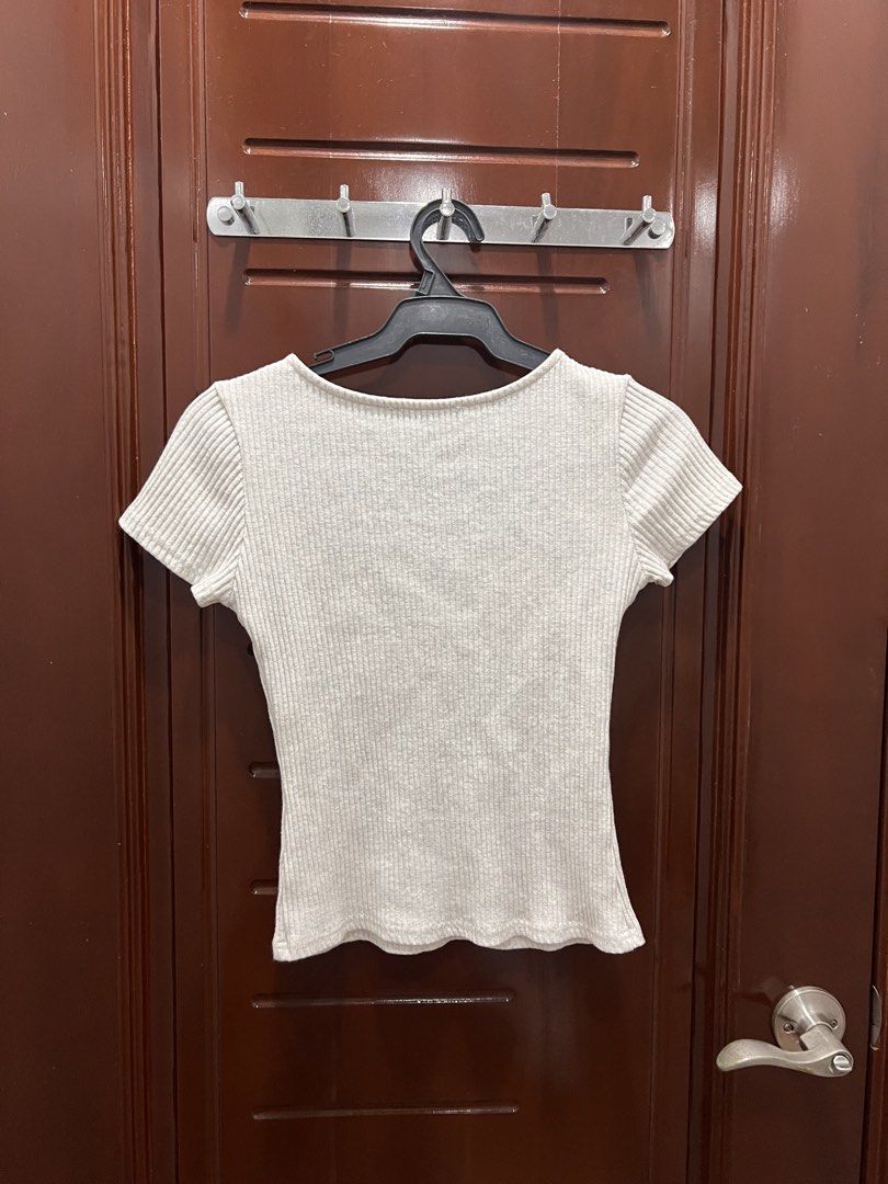 The Editor's Market Square Neck Top - M (Category: Sleeveless) located in Manila. Submitted by limonee (Listing ID 1436394535, Image 2). Description: RFS: decluttering Loc: Tondo MOP: GCash, Maribank, Maya MOD: J&T, Lalamove, Grab.