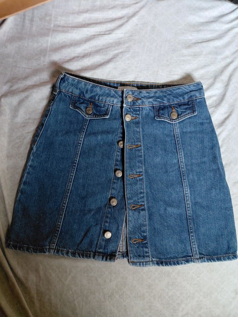 Topshop Denim Skirt (Category: Skirts) located in Cainta. Submitted by projectunoph (Listing ID 1436289354, Image 1). Description: - Topshop denim skirt - Classic blue wash - Button-down front - Two front pockets - Size: UK 8 / EUR 36 / US 4 - Made in Turkey - Waist: approx. 13 inches across - Timeless design.
