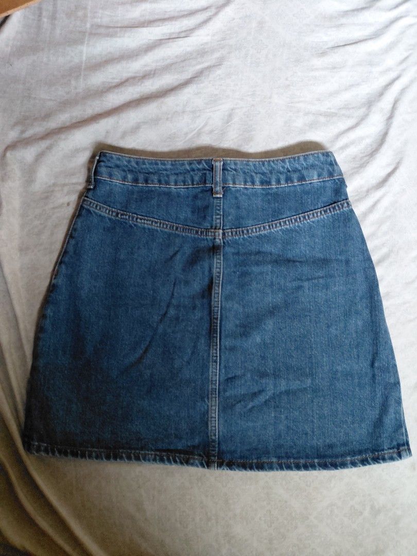 Topshop Denim Skirt (Category: Skirts) located in Cainta. Submitted by projectunoph (Listing ID 1436289354, Image 2). Description: - Topshop denim skirt - Classic blue wash - Button-down front - Two front pockets - Size: UK 8 / EUR 36 / US 4 - Made in Turkey - Waist: approx. 13 inches across - Timeless design.