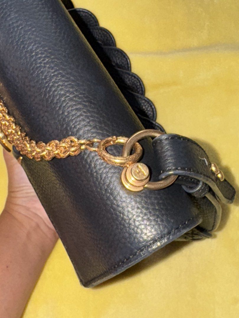Tory Burch Miller Leather Flap Shoulder Bag (Category: Luxury Bags & Wallets) located in Bacoor. Submitted by budolkweenRose (Listing ID 1436382440, Image 3). Description: Lightly used and well maintained—still in great condition with minimal signs of wear. ✔️ 100% Legit / Original ✔️ With serial number (verifiable via Barcode Spider) ✔️ Premium leather material ✔️ Signature Tory Burch logo ✔️ Gold-tone chain strap 💼 Spacious enough for your dai