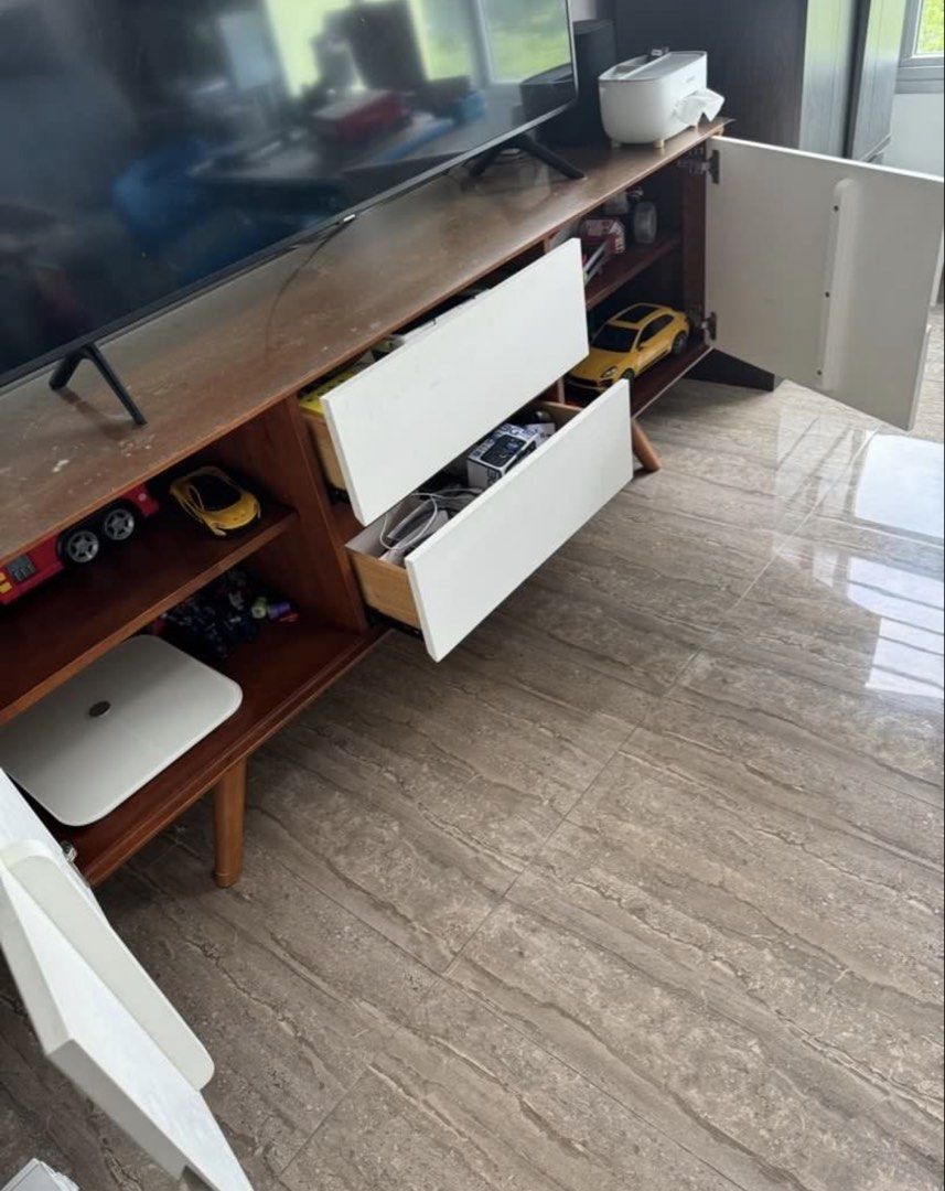TV Console446340438405294082