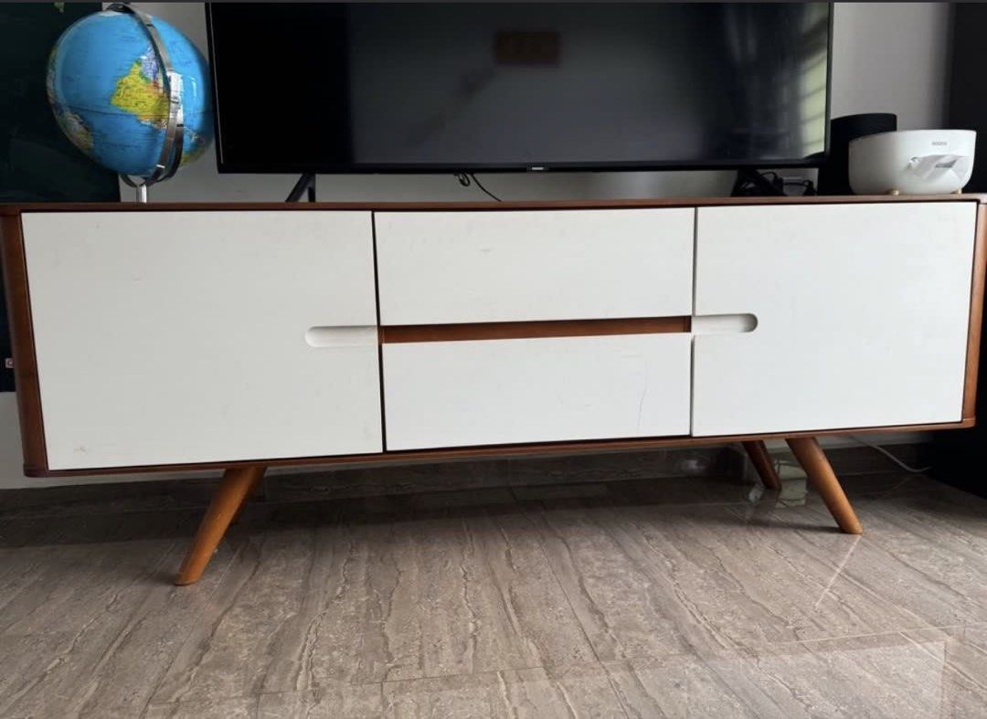 TV Console446340438405294081