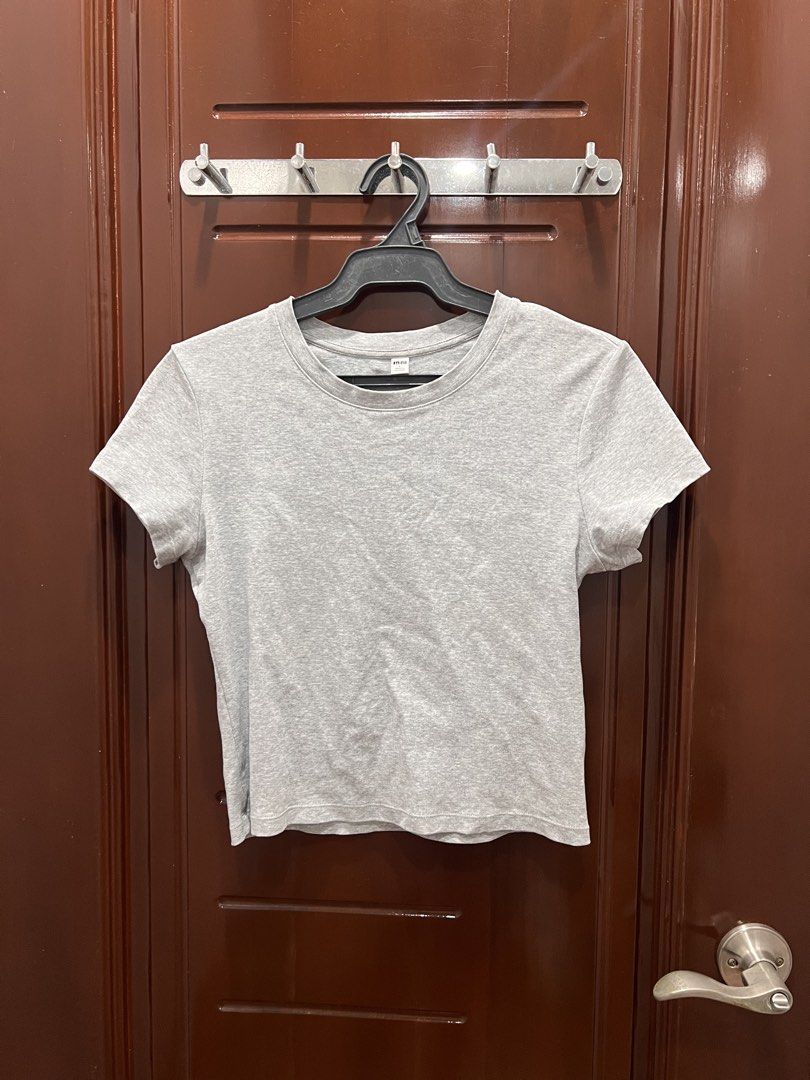 Uniqlo Gray Crop Top (Category: Shirts) located in Manila. Submitted by limonee (Listing ID 1436394531, Image 1). Description: RFS: decluttering Loc: Tondo MOP: GCash, Maribank, Maya MOD: J&T, Lalamove, Grab.