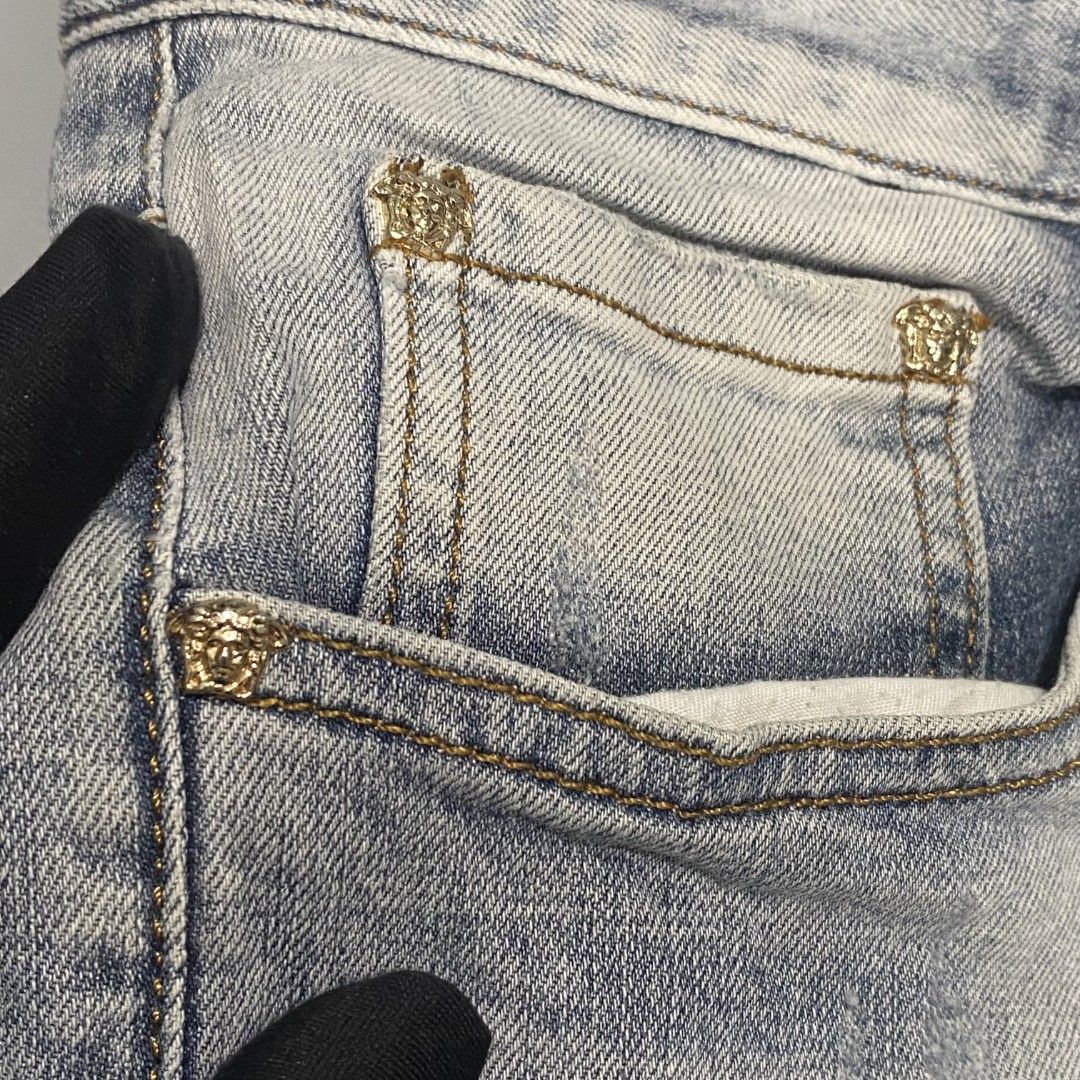 Versace Medusa logo patch (Category: Jeans) located in Mangaldan. Submitted by kendrops (Listing ID 1436287642, Image 3). Description: Made in Italy Complete tags Waistline 34.5 Length 39.5 Medium to Large Excellent condition: 10/10 Color rate: 10/10 issue:(none).