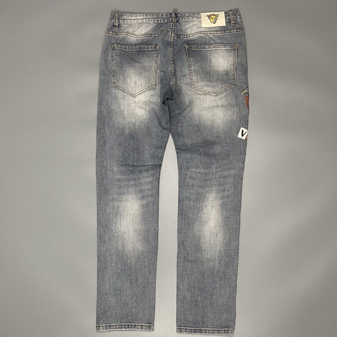 Versace Medusa logo patch (Category: Jeans) located in Mangaldan. Submitted by kendrops (Listing ID 1436287642, Image 2). Description: Made in Italy Complete tags Waistline 34.5 Length 39.5 Medium to Large Excellent condition: 10/10 Color rate: 10/10 issue:(none).