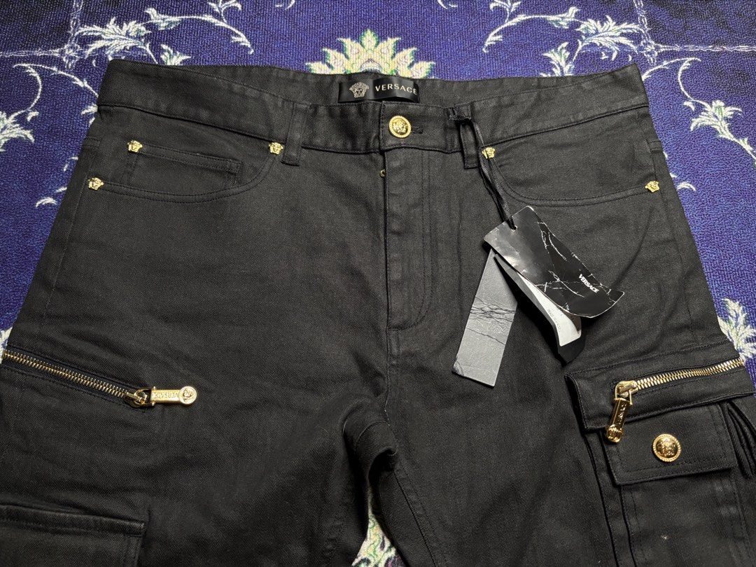 Versace Waxed Cargo Pants (Category: Luxury Apparel) located in Valenzuela. Submitted by telagram (Listing ID 1436452662, Image 2). Description: .
