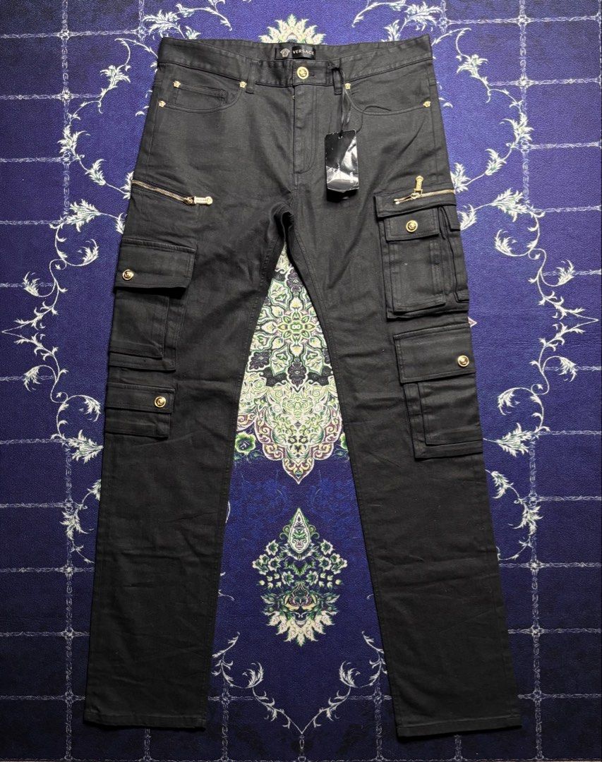 Versace Waxed Cargo Pants (Category: Luxury Apparel) located in Valenzuela. Submitted by telagram (Listing ID 1436452662, Image 1). Description: .