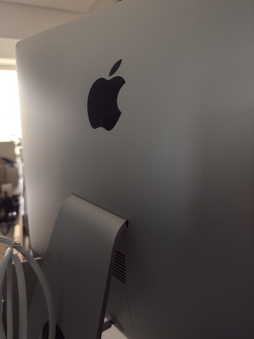 Very new Apple 27 inch iMac446680141482567681