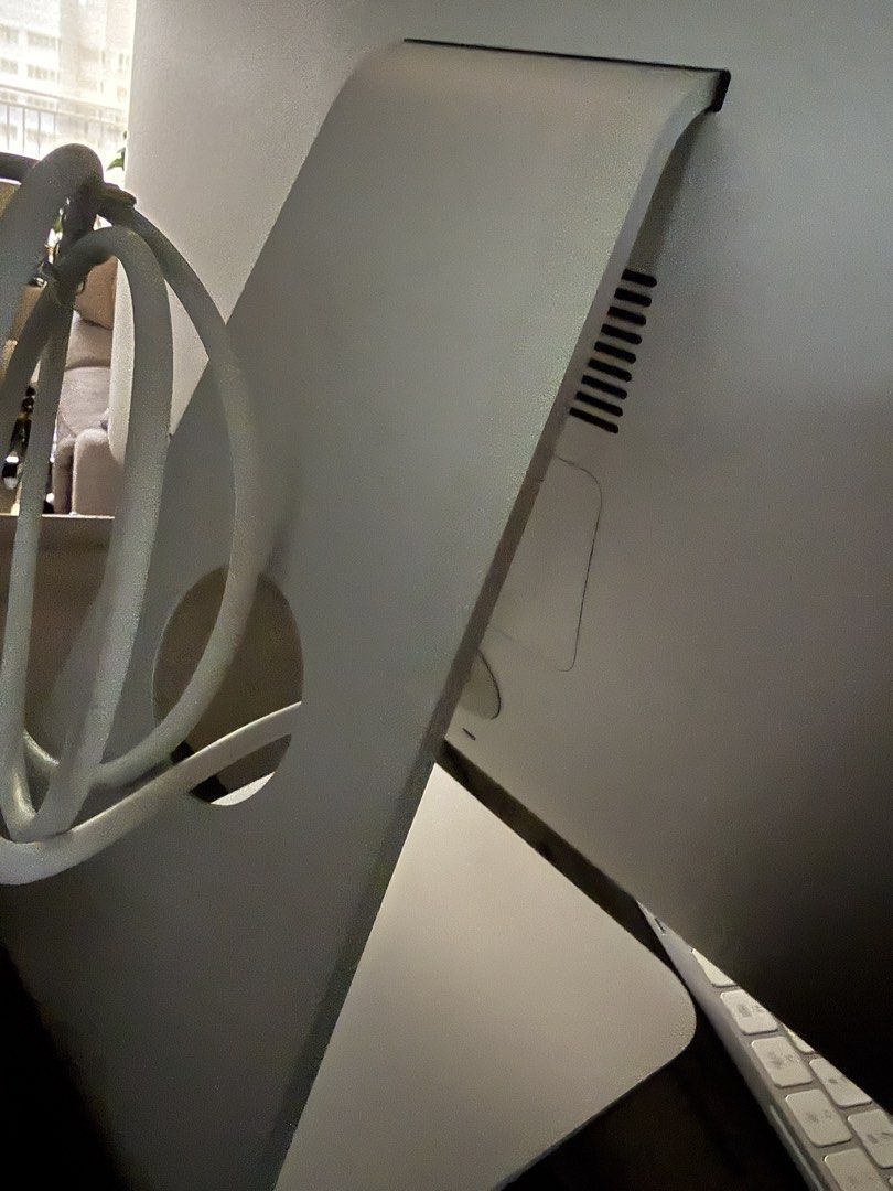Very new Apple 27 inch iMac446680141482567684