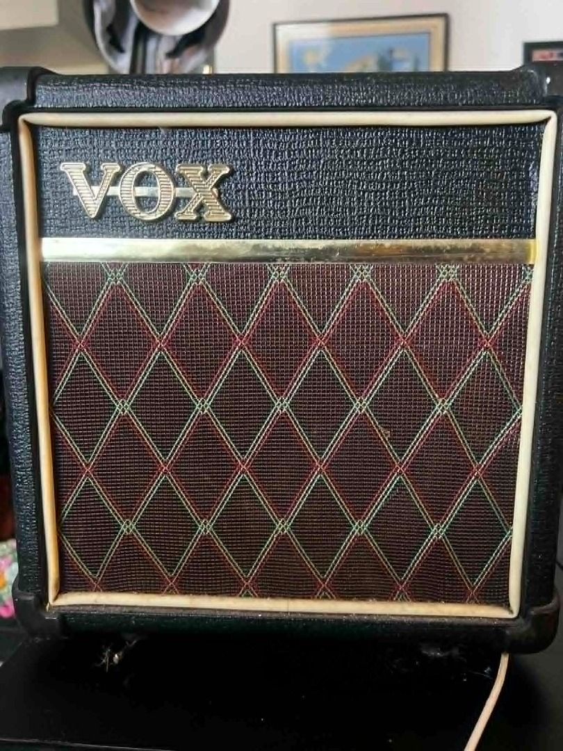 VOX DA5 (Category: Soundbars, Speakers & Amplifiers) located in Caloocan City. Submitted by vincentec71955 (Listing ID 1436358694, Image 1). Description: Busker Amp – ₱5,000 (Rush!) Negotiable on a sure buyer Compact but powerful — perfect for street playing or home sessions. Multiple tone & effects functions + bypass Gain, tone, and master volume controls Mic input with separate volume control Aux In / Line-Phone input Power select: 5W / 1.5W / 