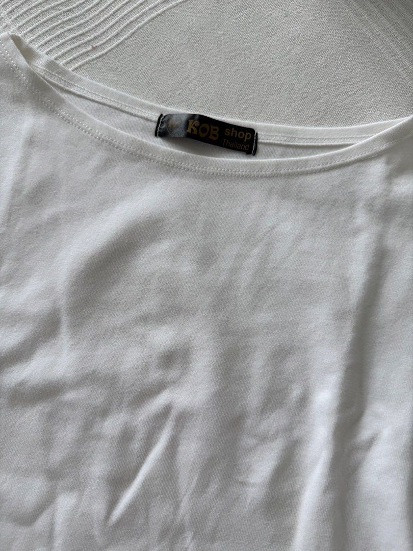 White basic longsleeves tee (Category: Longsleeves) located in Kampung Sungai Ara. Submitted by janicelim8 (Listing ID 1436384182, Image 3). Description: Bust 80cm Elastic cotton S size .