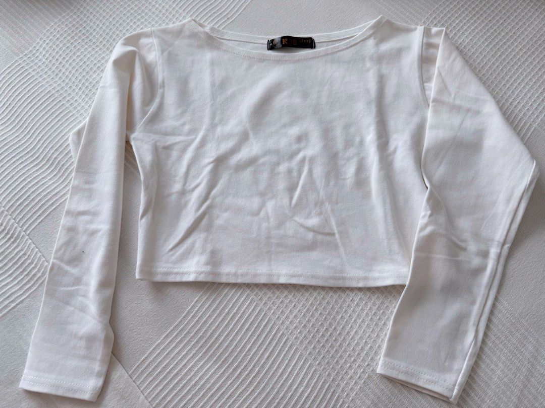 White basic longsleeves tee (Category: Longsleeves) located in Kampung Sungai Ara. Submitted by janicelim8 (Listing ID 1436384182, Image 2). Description: Bust 80cm Elastic cotton S size .