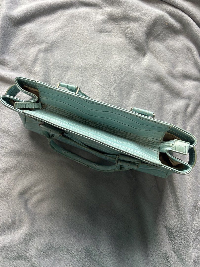 Y2K Faux Crocodile Bag (Category: Shoulder Bags) located in Quezon City. Submitted by ukayngbayan (Listing ID 1436368702, Image 3). Description: Teal Faux Croc Long Bag with minimal staining in and out of the bag (can be removed with a proper wash) .
