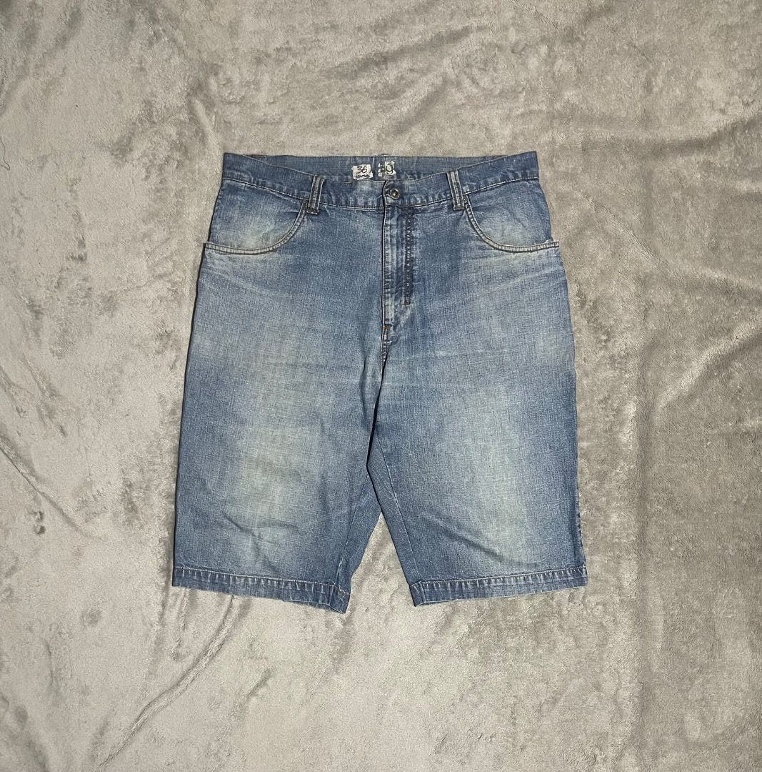 Y2K Vintage Billabong jorts (Category: Shorts) located in Davao. Submitted by batz11 (Listing ID 1436450952, Image 2). Description: Y2K BILLABONG JORTS Condition: Very good condition Color rate: 9.5/10 Dimensions: Waist - 36 Length - 26 Leg open - NO ISSUE ❌ - minor signs of usage only. DAVAO CITY LOCATION 📍 CAN SHIP THROUGH J&T 🚚 DM IF INTERESTED 📨.